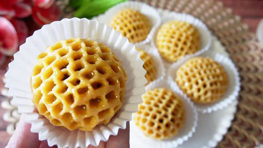 Honeycomb patterned walnut and raisin pastry