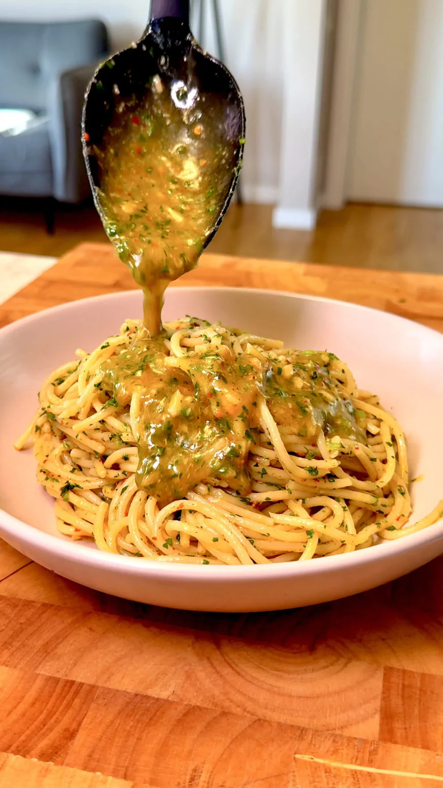 Garlic and Chili Oil Linguine (Aglio e Olio Style)