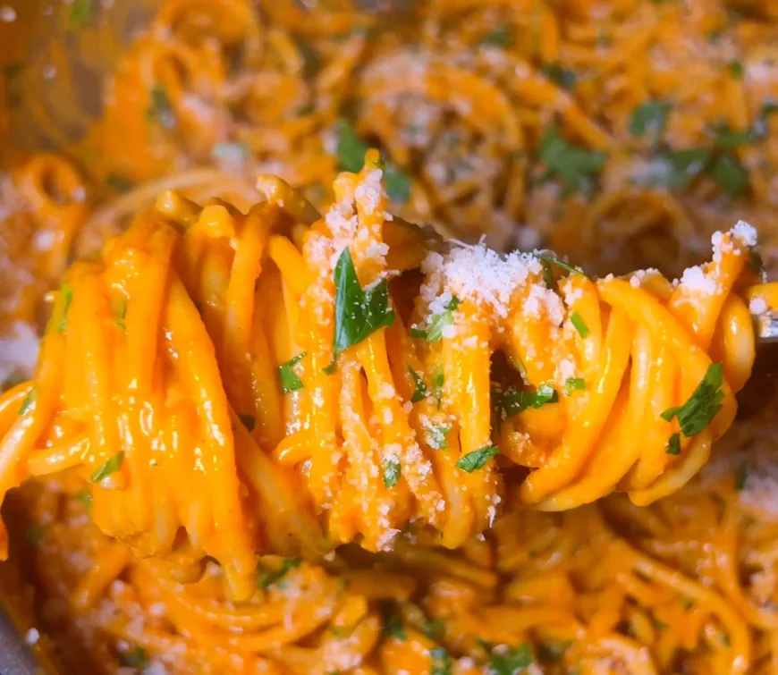 Creamy Roasted Red Pepper Pasta (Vegan)