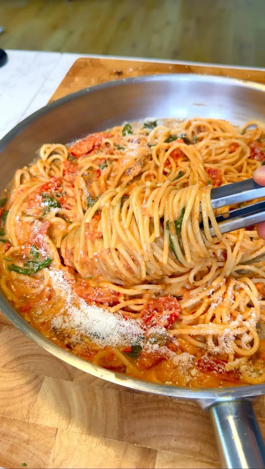 Creamy One-Pot Tomato Basil Spaghetti (Vegan Option)